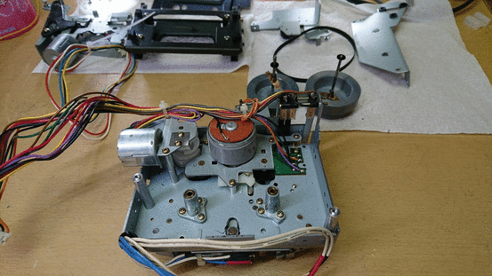V-6030Sの分解　メカニズムの後ろ側にある部品を全部外す。