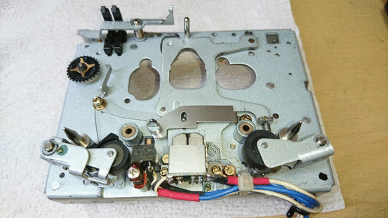 V-6030Sの分解　ピンチローラー、ヘッド等、残る前側の部品を外して完全分解完了。